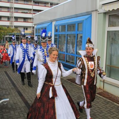 Händchenhalten und lächeln, euer Job!