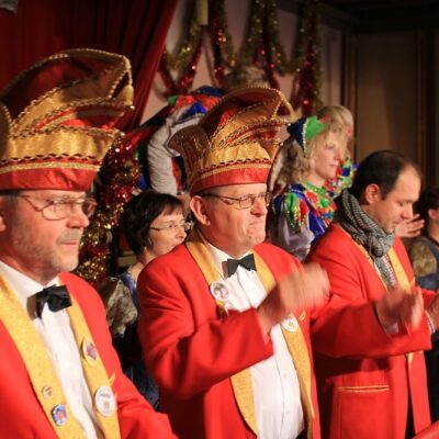 Oben steht der Elferrat.