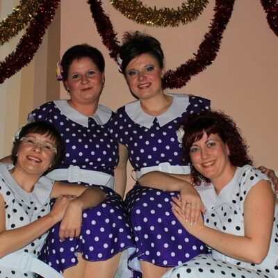 Diese Damen haben die Orgelpfeifen angeschleppt.