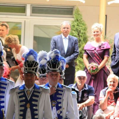 Unsere Garde im Rosengarten mit dem Ministerpräsidenten  der Rosenkönigin und unserem Bürgermeister.