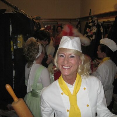 Achtung! Sie hat ein Nudelholz in der Hand.