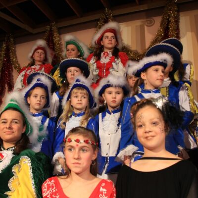 Stolze Kinder auf der Bühne.