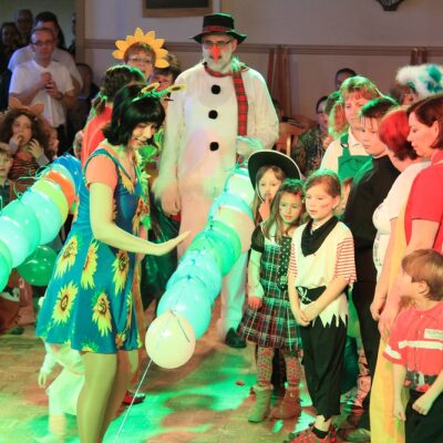 Wer fädelt am schnellsten die Luftballons auf?