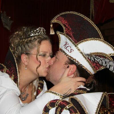 Die küssen sich ja. 