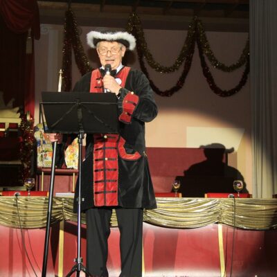 Steffen kündigt die Karnevalsgesellschaft an.