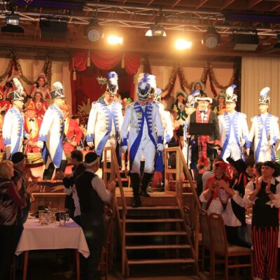 Die Prinzengarde kommt von oben...