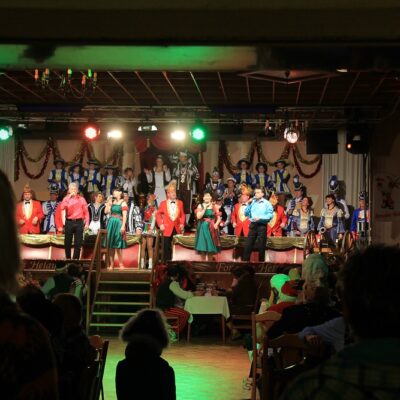 Unsere Hofsänger singen unsere Hymne.