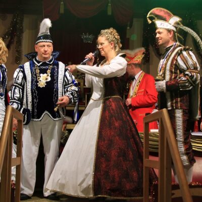 Kleine Tanz/raucherpause und Kostümprämierung zwischen dem Programm.