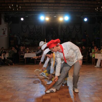 Sie zeigen ihre Bäckerschow.