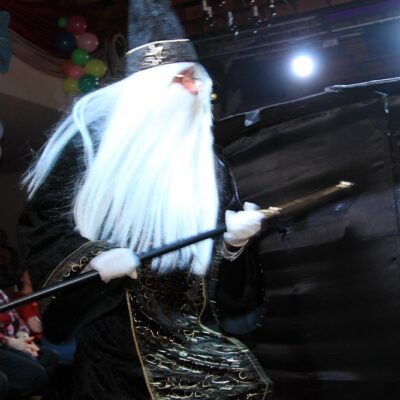 Irgenwann kommt der alte Zauberer nach Hause.