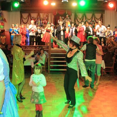 Die Hofsänger bitten musikalisch alle Protagonisten auf die Bühne.