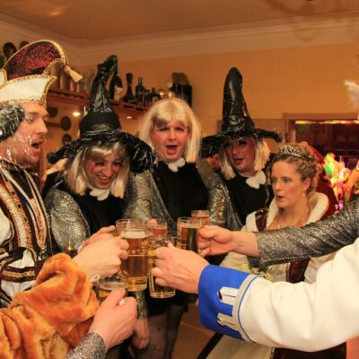 Anstoßen mit dem Prinzenpaar.