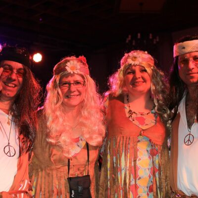 Unsere Frau Beyer mit ihrer Produktionsleiterin haben das Prinzenpaarkostüm genäht.