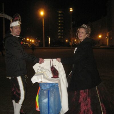 Unser Prinzenpaar passt auf die Requisiten auf.