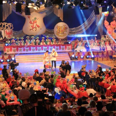 Der Auftritt ist gelungen. Die Zuschauer lachten und feierten Sie.