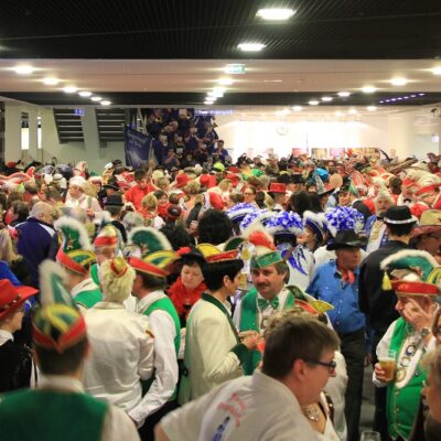 Im Foyer ist die bunte Hölle los.