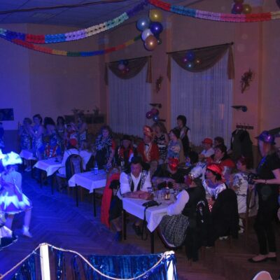 Ein Tisch reserviert  für die Forster bei "Dockters" in Komptendorf. (rechts) 