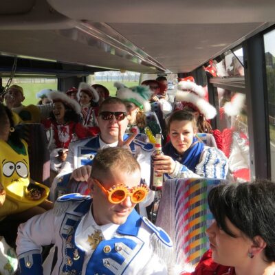 Im Bus steigt schon die Party.