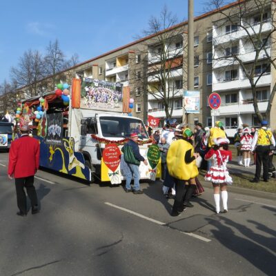 Um unseren Wagen herum wird Party gemacht. In einer Stunde geht es los.
