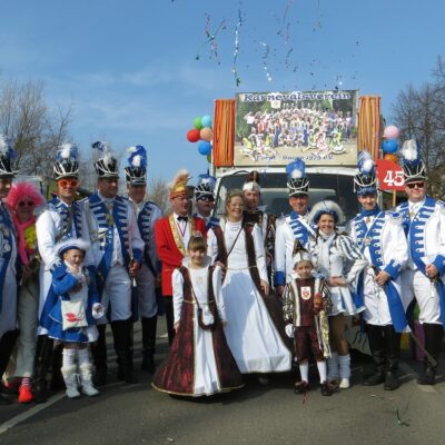 Die Garde mit ihrem Prinzenpaar.