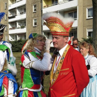 Jeder bekommt in Herzchen auf die Wange.