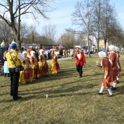 Üben für den Großen Auftritt vor der Tribüne.