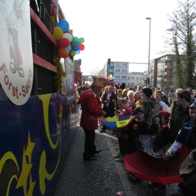 Interessant währe die Frage, wie viel Kamelle insgesamt verteilt wurde.