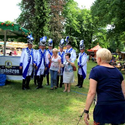 Mit so einer schicken Uniform wird man selbst zur Attraktion.