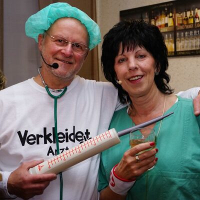 Arzt und Oberschwester aus dem Klinikum Unicum.