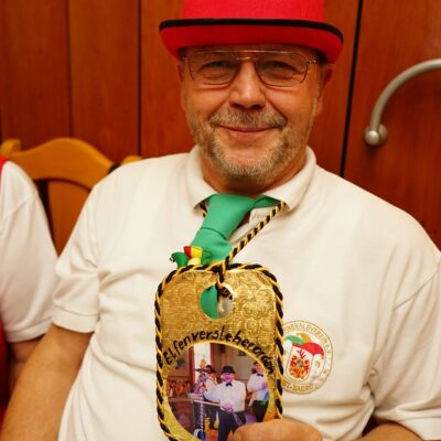 Peter erhält den Elfenversteherorden für sein Verdienste beim Elfenrat. "Der hilft immer!"