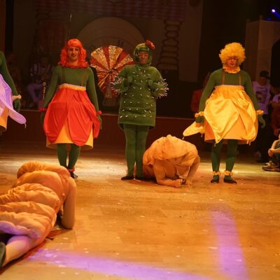 Das Publikum Jubelt bei den hübschen Würmern.