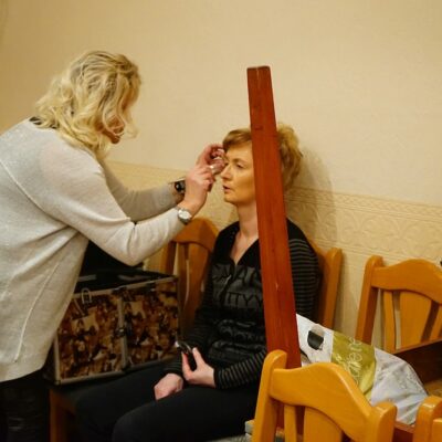 Kathrin I. bei den Vorbereitungen.