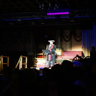 Steffen kündigt die Karnevalsgesellschaft an.