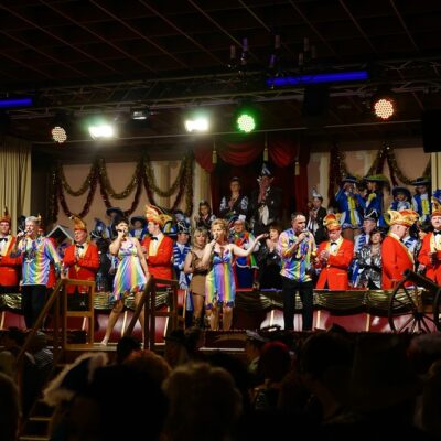 Gesang, Tanz und Humor: hier Gesang.