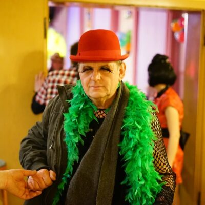 Nina muss nach Hause, ausruhen für den morgigen Auftritt.