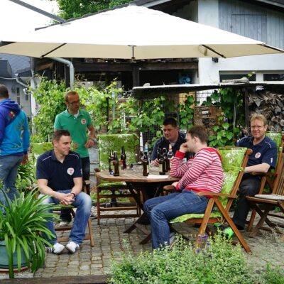 Noch ein Schnaps noch ein Bier gemütlich ist es hier.