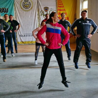 Wenn Karina schwebt haben alle anderen Männer auch zu schweben.