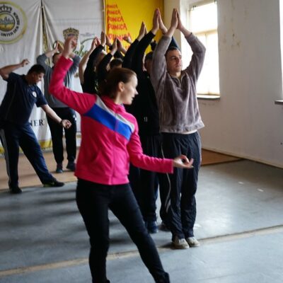 Auch das Männerballett muss üben damit es lustig wird.