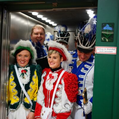 Mehr gehen nicht in den Fahrstuhl zum Bürgermeister rein.