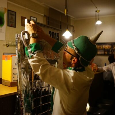 Bis zuletzt wird an den Requisiten gebaut.