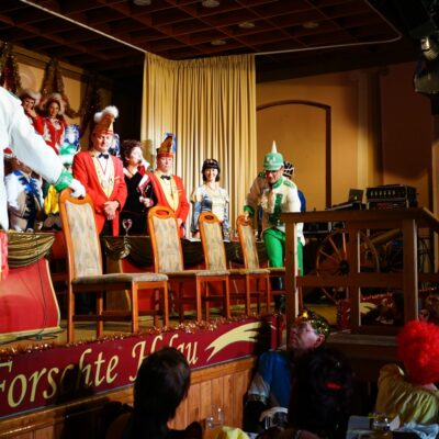 Die Saalpolizei bei der Arbeit