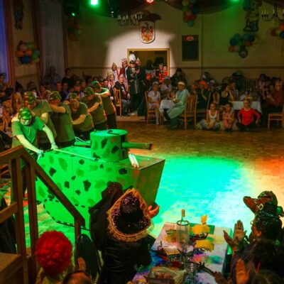 Die Orgelpfeiffen beim Militär.