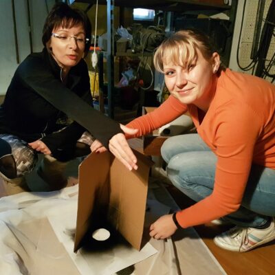 Toll was die Mädels für Kostüme gebaut haben.