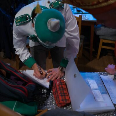 Der Kartenverkauf läuft dank Jörgs unermüdlichen Einsatz.